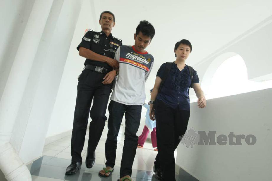 Seorang pekerja pasaraya (tengah) didenda RM300 selepas mengaku bersalah atas pertuduhan memperdaya seorang pelajar UTEM tiga tahun lalu di Mahkamah Majistret Alor Gajah. NSTP/KHAIRUNISAH LOKMAN