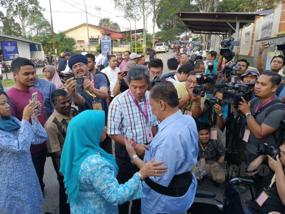 Datuk Azman Hasan, 72, (baju biru) bersama calon Barisan Nasional (BN) Datuk Seri Mohamad Hasan. FOTO NSTP