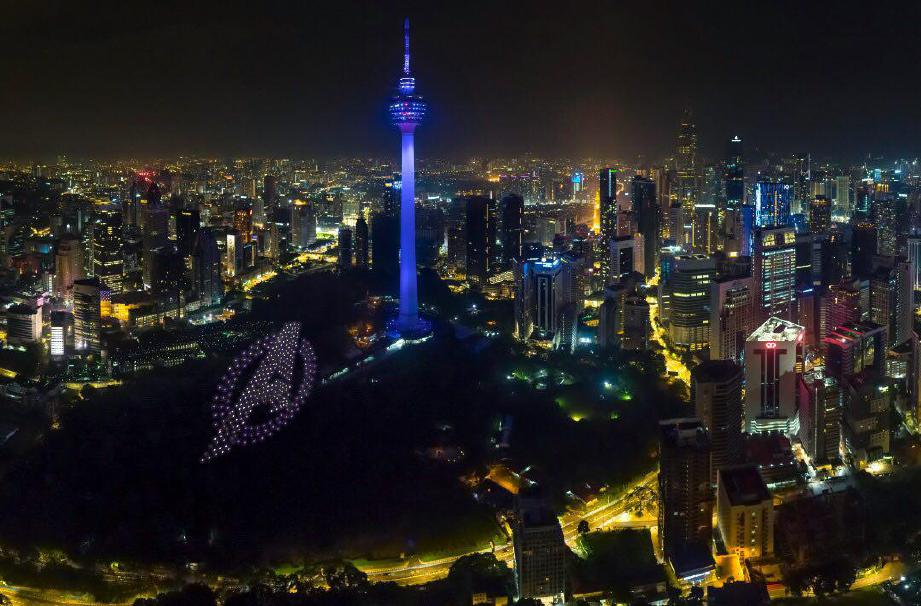 300 dron Intel Shooting Star diterbangkan ke ruang udara Kuala Lumpur dengan simbol Avengers.