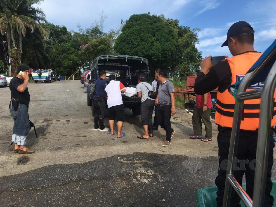 Mayat mangsa dihantar ke Hospital Hulu Terengganu untuk tindakan lanjut. FOTO Ihsan Polis