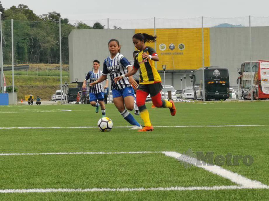 AKSI pemain wanita dalam misi mara ke final Piala Tun Sharifah Rodziah 2019.