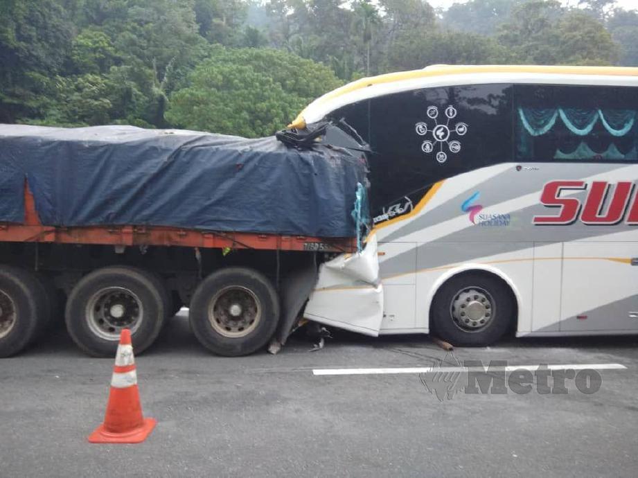 KEADAAN kemalangan yang membabitkan bas merempuh belakang lori dalam kejadian di Kilometer 231.5 PLUS arah utara, hari ini. FOTO Ihsan PDRM, Bomba