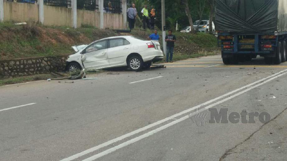 KEADAAN kemalangan yang membabitan Toyota Vios dan treler di Kilometer 35, Jalan Tampin-Gemas, semalam. FOTO Ihsan Negeri Sembilan Radar