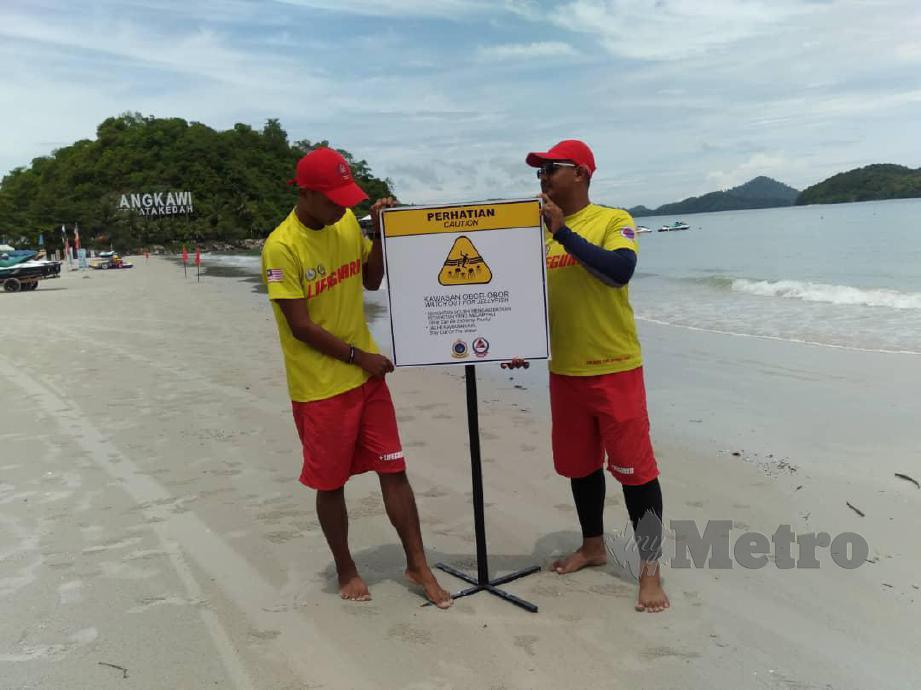 PAPAN tanda amaran obor-obor di pasang APM Langkawi sekitar Pantai Cenang supaya berhati-hati ketika mandi di situ. FOTO Zuliaty Zulkiffli