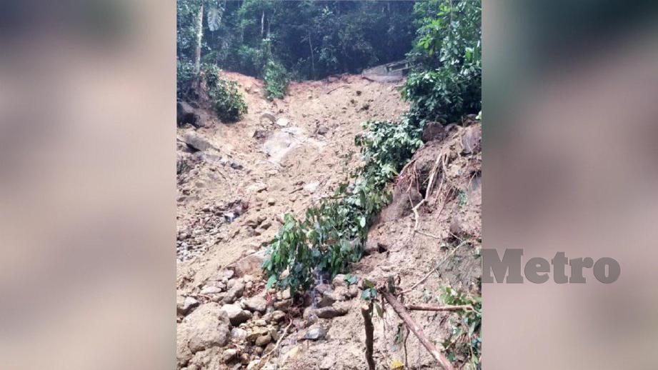 KEJADIAN tanah runtuh berhampiran Loji Rawatan Air Trong menyebabkan paip menyalurkan air mentah gagal berfungsi. FOTO Ihsan Lembaga Air Perak