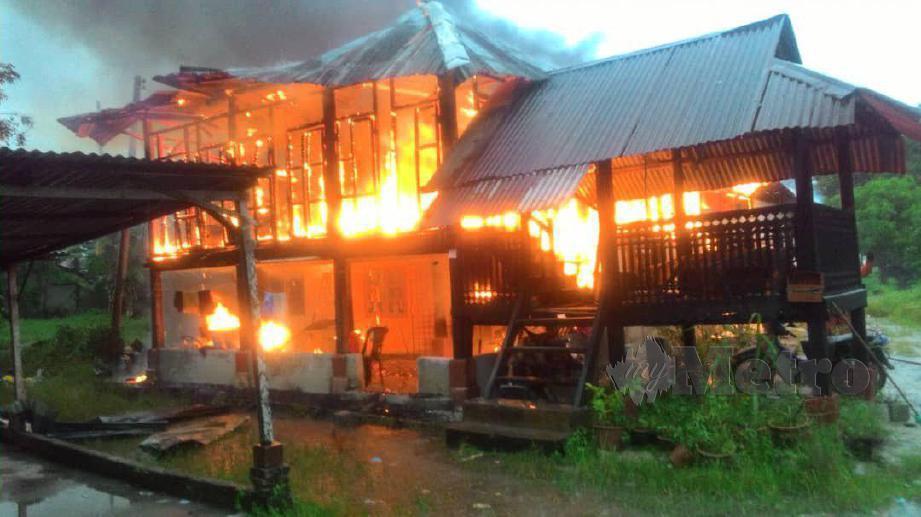 RUMAH kampung dua tingkat hangus dalam kebakaran di Kampung Tanah Liat di Bukit Mertajam. FOTO Ihsan Bomba