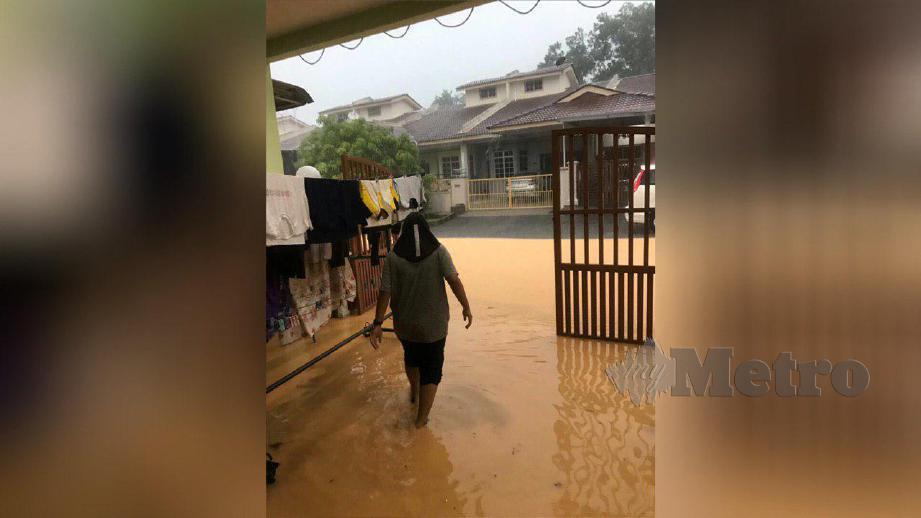 SAMBUTAN Aidilfitri penduduk Taman Sri Penaga 2, Sikamat terjejas akibat kejadian banjir kilat. FOTO Ihsan Pembaca