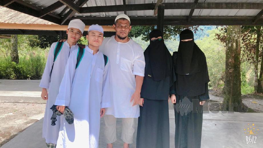 MOHD Fazil bersama empat anaknya yang dihantar belajar tahfiz. FOTO Ihsan keluarga Mohd Fazil