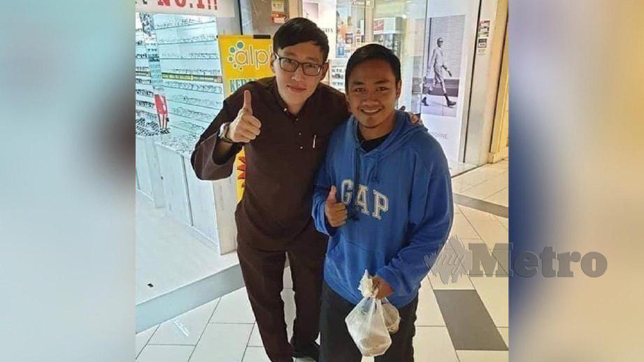 Suffian bergambar bersama Willian selepas menghantar makanan yang dipesan di Plaza Sungai Wang. FOTO Facebook 