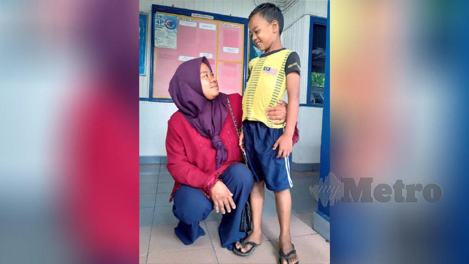 SITI Ruziana gembira selepas bertemu semula dengan anaknya, Muhammad Saiful di Ibu Pejabat Polis Daerah Besut selepas dilaporkan hilang dua hari lalu. FOTO Nurul Fatihah Sulaini