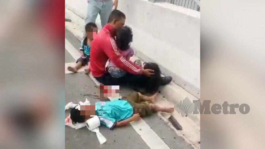 BAPA mangsa mengucapkan kalimah syahadah kepada anaknya yang nazak ketika dalam kemalangan di Jambatan Sri Ehsan Putrajaya, semalam. FOTO Video Tular