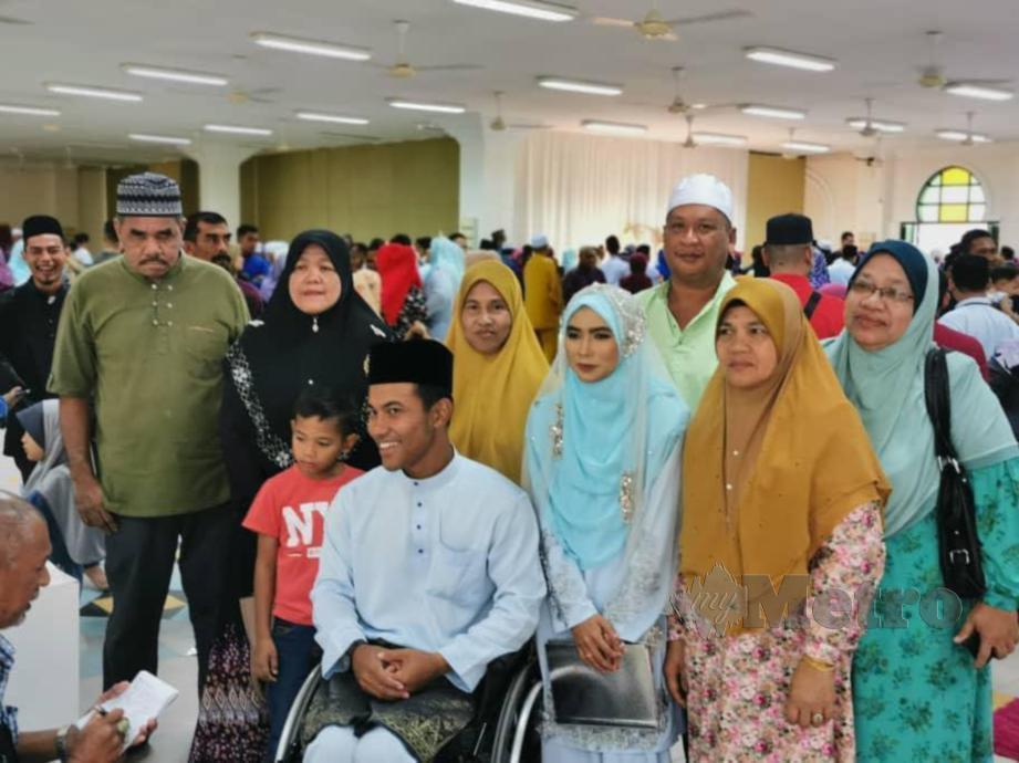 MUHAMAD Firdaus dan Siti Fatimah bergambar kenangan bersama keluarga selepas majlis perkahwinan mereka. FOTO Ihsan Muhamad Firdaus Ibrahim