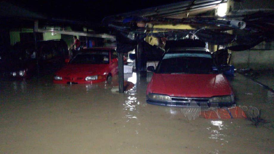KEADAAN banjir kilat yang melanda dua kampung di Mukim Tawar, malam tadi. FOTO Ihsan APM