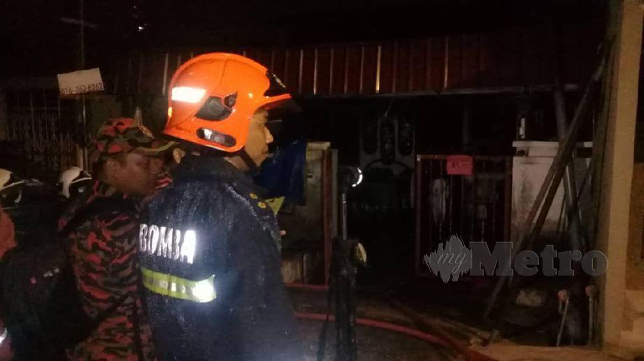  ANGGOTA bomba memadamkan kebakaran sebuah rumah teres di Lorong Makmur 1, Bandar Tun Razak, Kuala Lumpur, awal pagi tadi. FOTO Ihsan Bomba