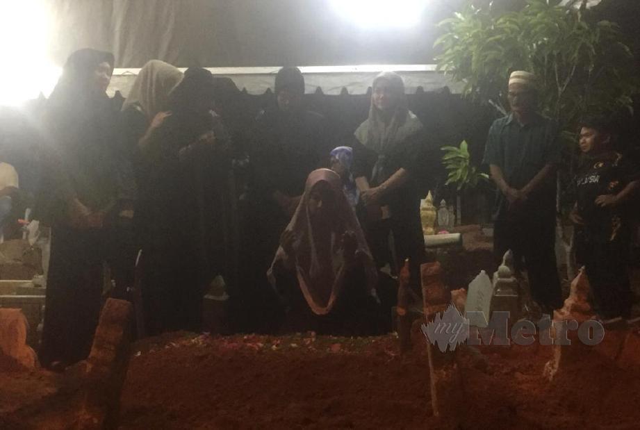 Ibu arwah Norfazera, Fatimah Latif, 60, bersama ahli keluarga lain berdoa untuk kedua-dua arwah. FOTO Muhammad Zuhairi Zuber