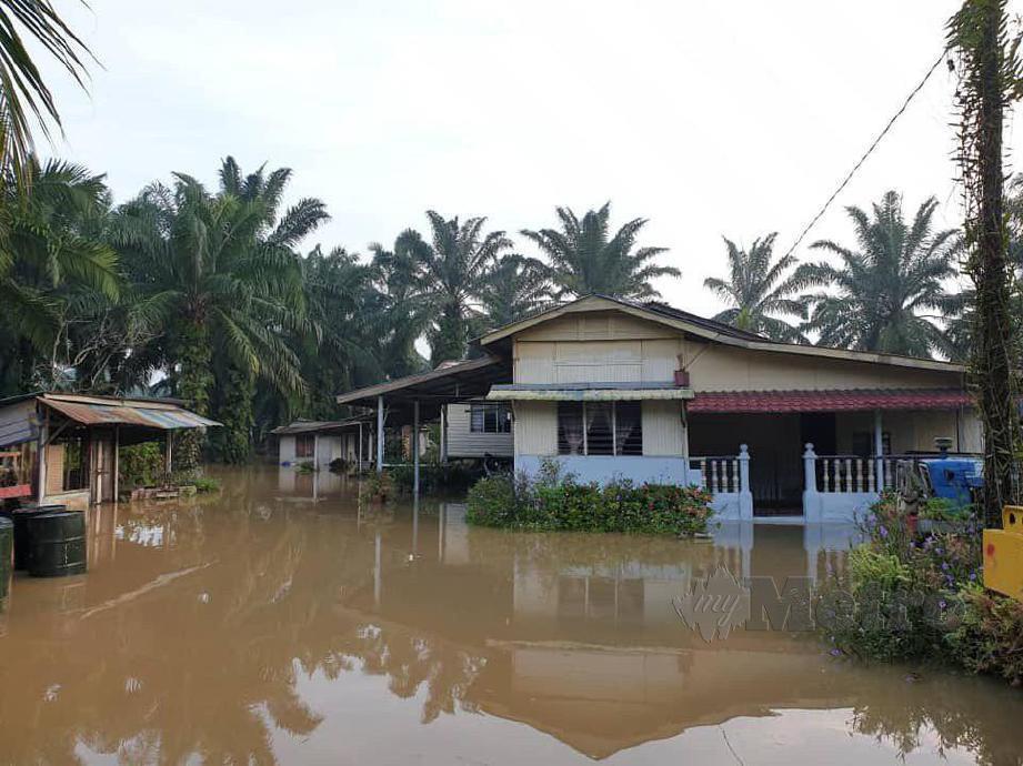 KEADAAN banjir di Kampung Harmoni, Ijok selepas hujan lebat petang semalam. FOTO Ihsan Pembaca