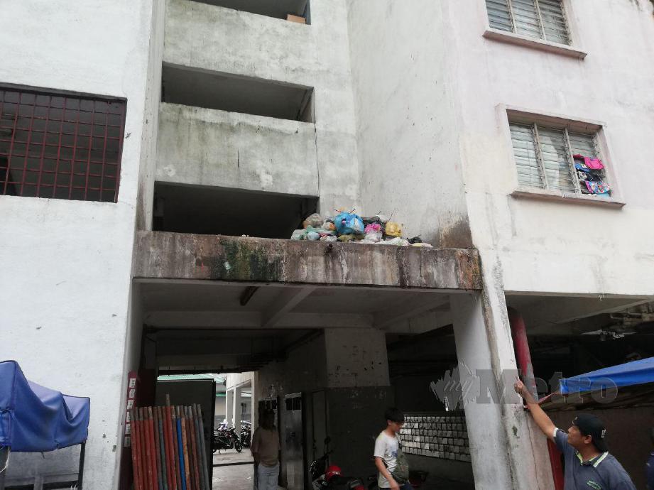 PENDUDUK pangsapuri Pelangi Damansara, Persiaran Surian menunjukkan sampah yang dibuang dari atas berikutan lif di pangsapuri rosak. FOTO Ihsan Ramli Abdurahman