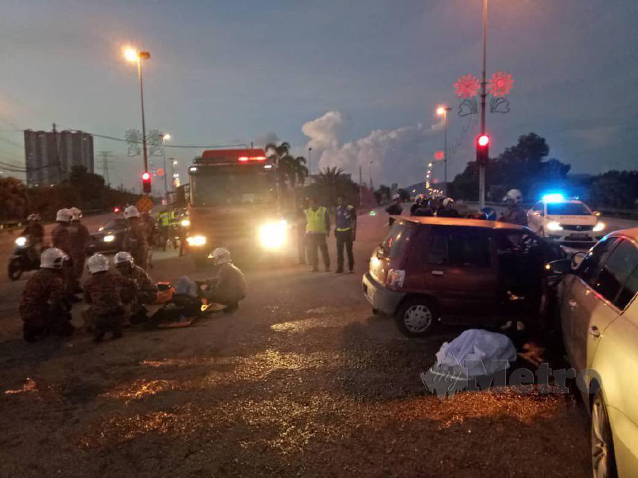 KEADAAN kemalangan yang membabitkan Perodua Kancil dan Volkswagen Passat di Seri Manjung, hari ini. FOTO Ihsan Bomba