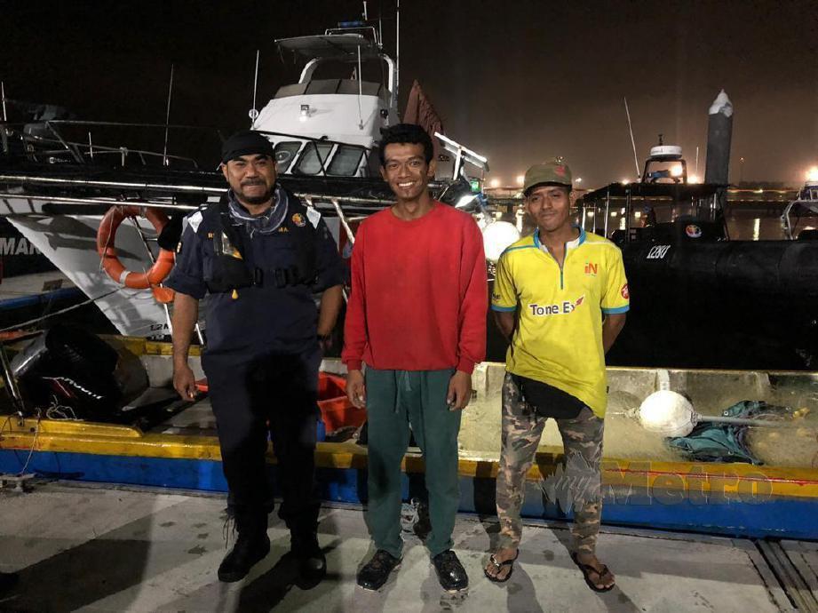 DUA nelayan yang berdepan detik cemas selepas bot dinaiki mereka rosak dan terkandas di laut kira-kira tiga jam ketika keluar menangkap ikan di 1.5 batu nautika dari Pulau Rumbia, Lumut, semalam diselamatkan Agensi Penguatkuasaan Maritim Malaysia (APMM). FOTO Ihsan APMM