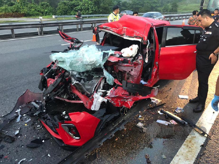 KERETA Perodua Myvi melanggar bahagian belakang sebuah kori muatan buah menyebabkan lima maut di Kilometer 427.5 Lebuhraya Utara Selatan, Kuala Kubu Bharu, hari ini. FOTO Ihsan PDRM