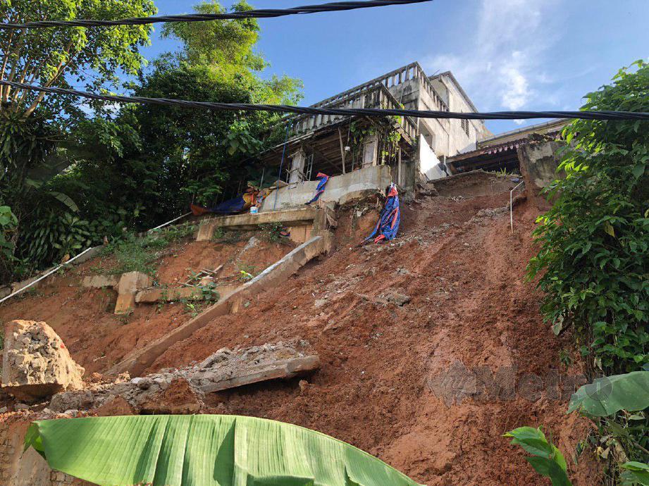 PENGUBAHSUAIAN rumah yang tidak mengikut spesifikasi menyebabkan berlaku runtuhan di Taman Zoo View di Ampang Jaya, malam tadi. FOTO Hafidzul Hilmi Mohd Noor