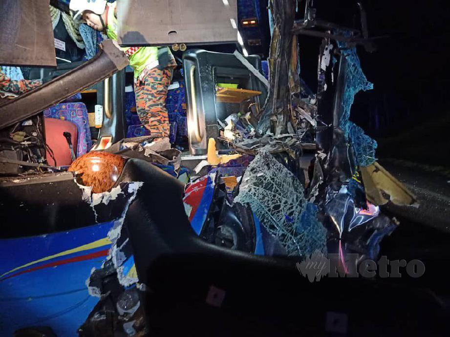 KEADAAN kemalangan membabitkan sebuah bas ekspres dan lori. FOTO Ihasn Bomba