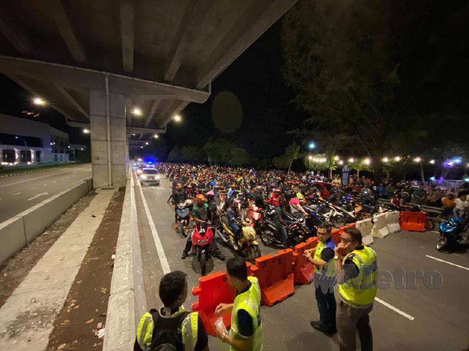 POLIS mengeluarkan 400 saman atas pelbagai kesalahan pada operasi Samseng Jalanan selepas Ambang Tahun Baru, semalam. FOTO Hadzlihady Hassan