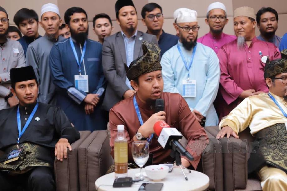 AHMAD Fazrin membentangkan enam resolusi mengekang ajaran Syiah pada sidang media di Putrajaya. FOTO Ihsan ILMU
