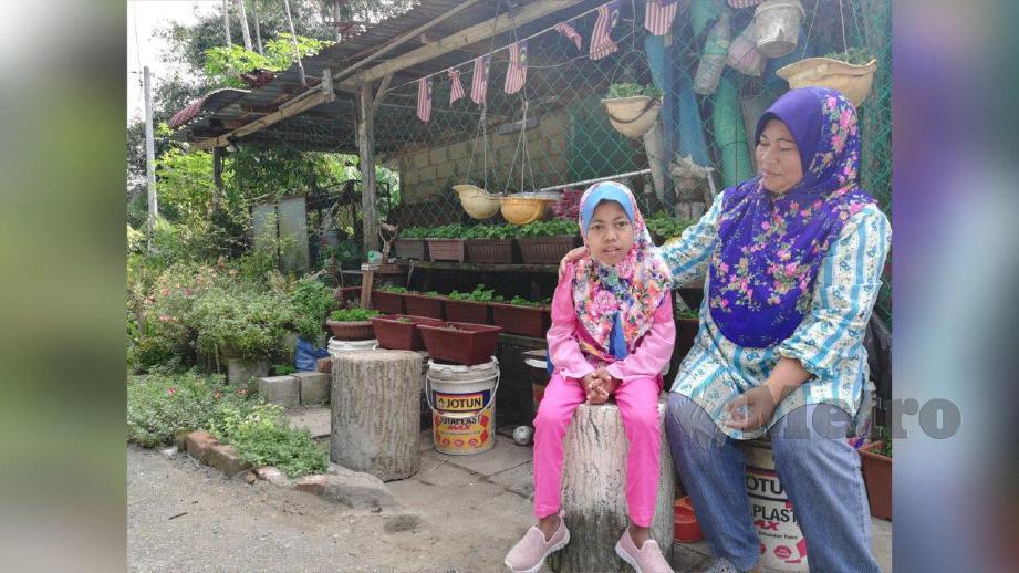 NOR Azian bersama anaknya, Nor Jasnini yang mengalami masalah tumbesaran. FOTO Noor Hidayah Tanzizi