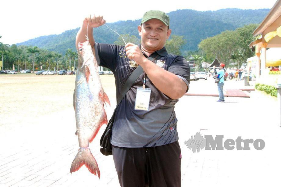 Irwan menunjukkan ikan patin seberat 4.6 kg sekaligus dinobatkan sebagai juara Karnival Pancing Seri Menanti 2020 di Tasik Londa Naga, Seri Menanti. FOTO AMRAN YAHYA
