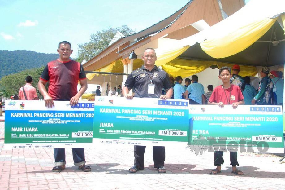  Irwan Alias (tengah) bergambar bersama pemenang tempat kedua dan ketiga Karnival Pancing Seri Menanti 2020 di Tasik Londa Naga , Seri Menanti. FOTO AMRAN YAHYA