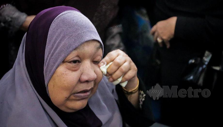 REAKSI Ibu kepada Abam Bocey, Sabariah Arshad, 63 sebak ketika  ditemui di Masjid Gombak Utara. FOTO ASYRAF HAMZAH