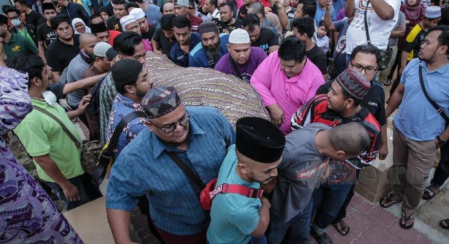 JENAZAH Abam Bocey atau nama sebenarnya Syed Umar Mokhtar Syed Mohd Redzuan tiba di Tanah Perkuburan Islam Jalan Sungai Pusu untuk dikebumikan. FOTO ASYRAF HAMZAH