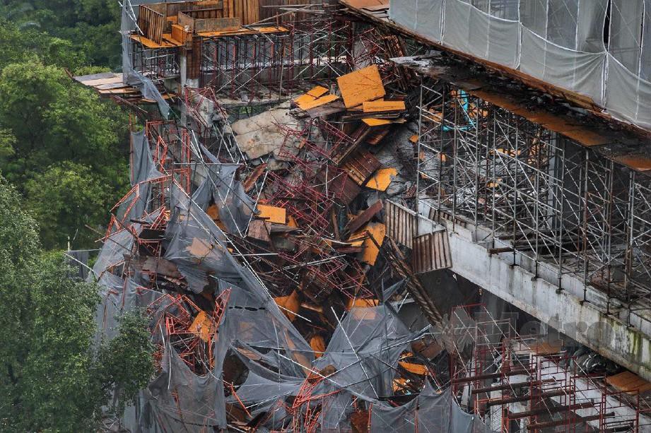 Bangunan kondominium 37 tingkat dalam pembinaan runtuh di Taman Desa. FOTO/ASWADI ALIAS