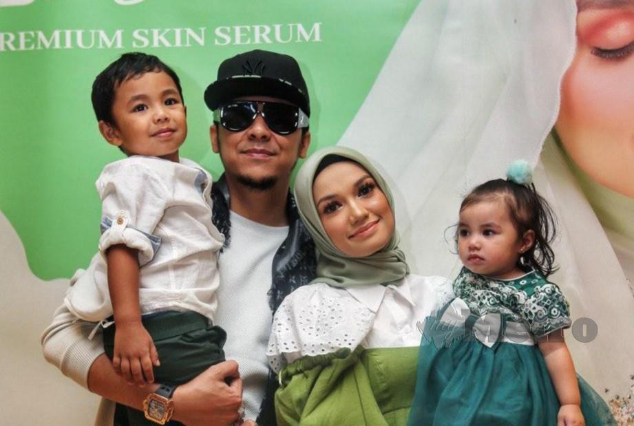 PUTERI Sarah bersama Syamsul Yusof dan dua orang anaknya pada High Tea & Media Soft Launch Shara Skincare di Salubre Cafe, Lot 10, Bukit Bintang. FOTO ASWADI ALIAS