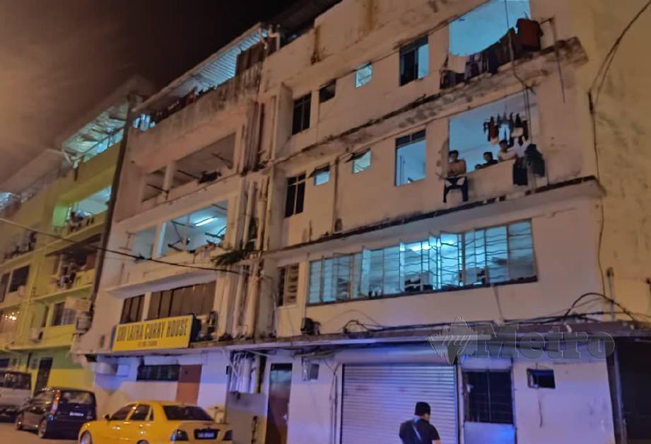 LOKASI mangsa terjatuh dari tingkat tiga sebuah bangunan di Bandaran Berjaya, Kota Kinabalu.  FOTO / JUWAN RIDUAN