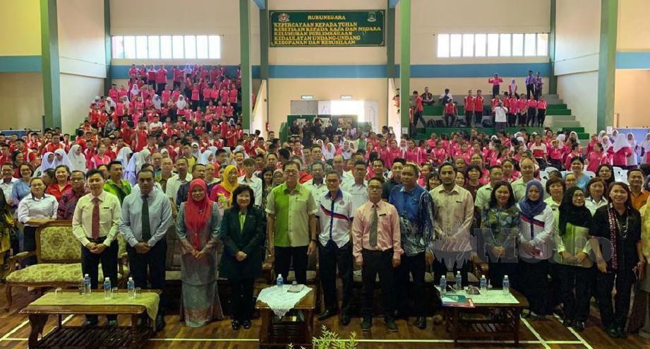 FRANKIE (tengah) ketika hadir program sambutan Bulan Anti Dadah Kebangsaan (BADK) peringkat Penampang 2020 di SMK Limbanak, Penampang.