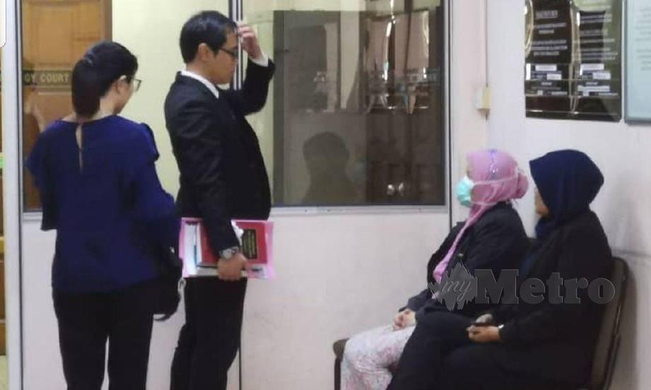 AISAH (duduk dua dari kanan) salah seorang penjawat awam yang didakwa. FOTO Abdul Rahemang Taiming