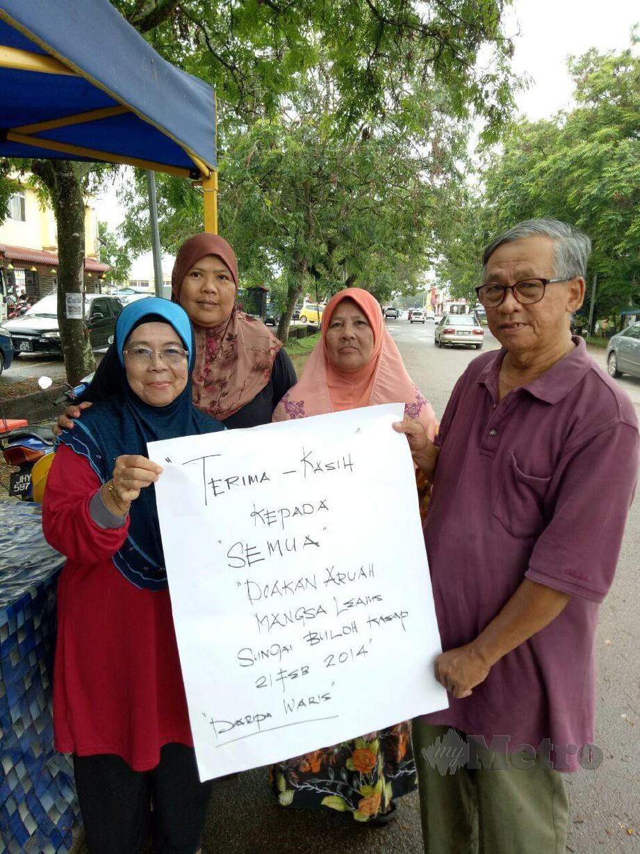 SUHAILY Saruldin (dua kiri) mempamerkan kertas ucapan terima kasih kepada pengunjung.