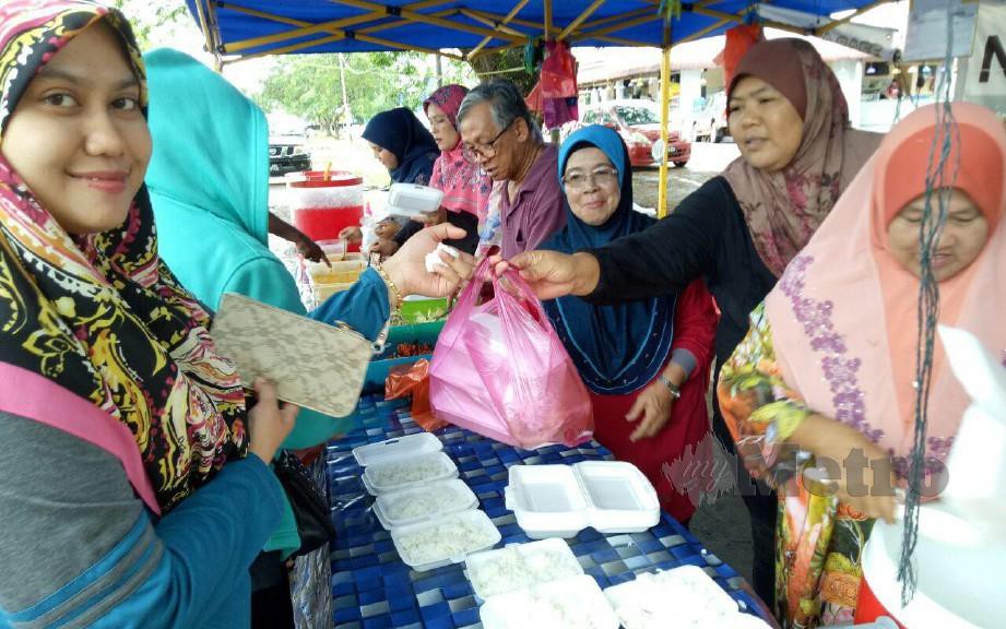 ANTARA orang ramai yang hadir mengambil bungkusan makan di gerai Suhaily Saruldin di Tanan Yayasan di sini. 