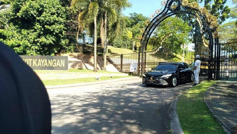 DILIHAT beberapa kenderaan pengerusi parti tiba di kediaman Sultan Selangor. FOTO NSTP