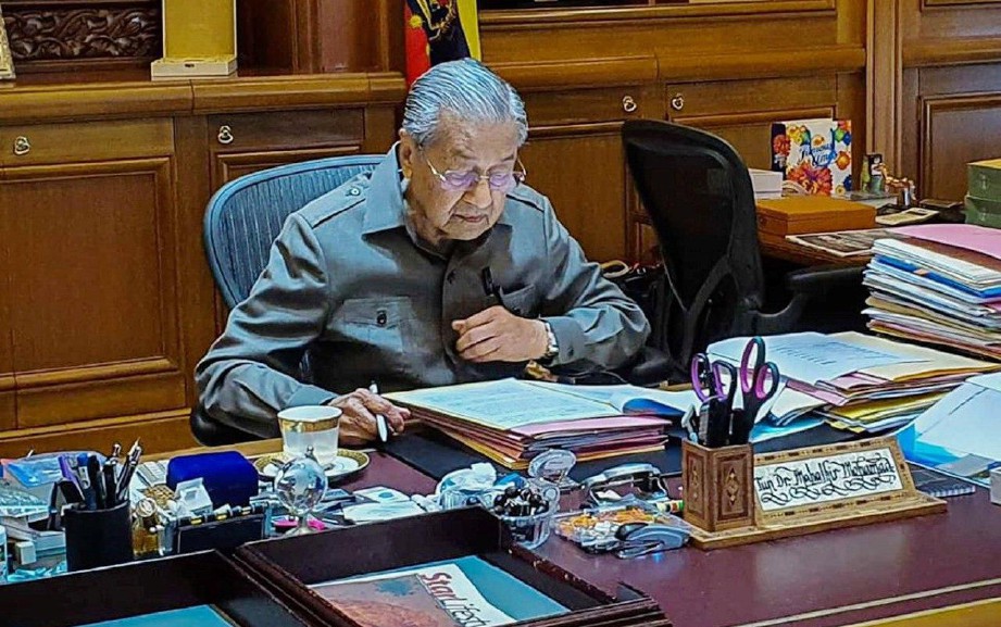 TUN Dr Mahathir di pejabatnya di Putrajaya hari ni selepas dilantik semula sebagai Perdana Menteri Interim. GAMBAR IHSAN FACE BOOK DR. MAHATHIR MOHAMMAD
