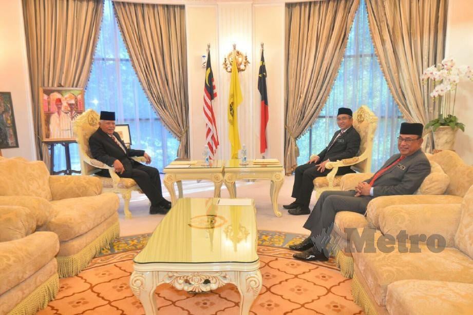 KETUA Menteri Melaka, Adly Zahari diiringi Setiausaha Kerajaan Negeri, Datuk Seri Hasim Hasan mengadakan pertemuan dengan Yang di-Pertua Negeri Melaka, Tun Dr Mohd Khalil Yaakob di Pejabat TYT di Kompleks Seri Negeri Ayer Keroh, Melaka. FOTO AMIR MAMAT