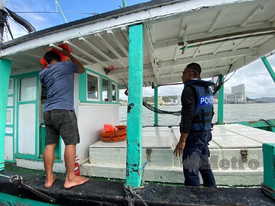 ANGGOTA Pasukan Polis Marin (PPM) dan Agensi Penguatkuasaan Maritim Malaysia (APMM) menjalankan Operasi Bersepadu Inter Agensi dengan memeriksa pengguna laluan air,bot dan kapal di perairan Sandakan bermula 25 hingga 28 Februari 2020. FOTO Ihsan Pasukan Polis Marin
