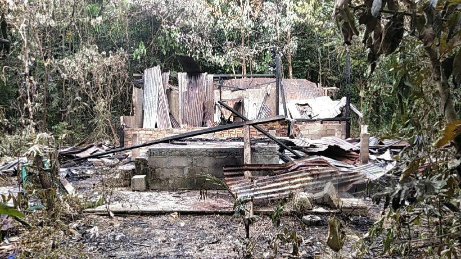 KEADAAN rumah milik seorang lelaki kurang siuman yang hangus 100 peratus dipercayai bermula dari kebakaran sampah yang dilakukannya malam tadi di Lorong Kubang Raja, Kampung Bunut Sarang Burung, di Tumpat. FOTO Rohana Idris
