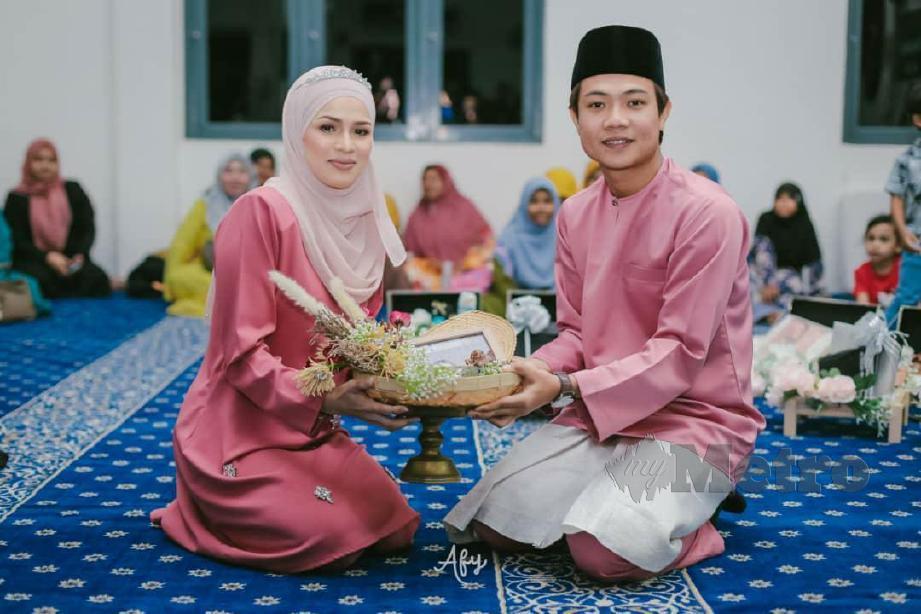 PENYANYI Qody dan pasangannya, Nurul Atiqah Mohd Fuad selepas majlis akad nikah yang berlangsung di Masjid Kampung Kumpulan Langkawi. FOTO Ihsan keluarga