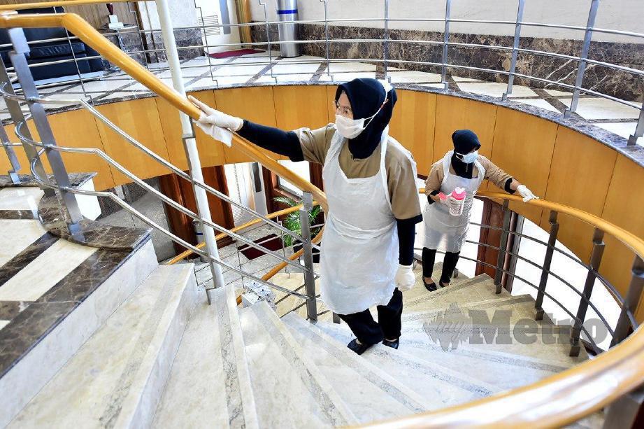 PEKERJA pembersihan sedang melakukan kerja-kerja menyahkuman tangga di bangunan Ibu Pejabat Tenaga Nasional Berhad di Bangsar. TNB giat menjalankan proses pembersihan dan menyahkuman pada 7 dan 8 Mac lalu, sebagai langkah pencegahan awal virus COVID-19. FOTO Ihsan TNB