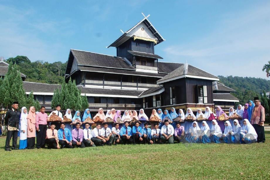 AHLI Kelab Adat Perpatih, Sekolah Menengah Kebangsaan Tunku Besar Burhanuddin bergambar bersama ketika Bengkel Pemurnian Adat Ibu Soko Adat Lingkungan di Galeri Seri Menanti.  FOTO AMRAN YAHYA