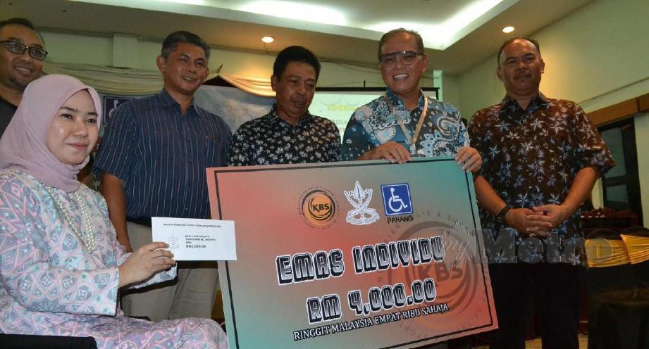 WAN Rosdy Wan Ismail menyampaikan penghargaan dan penyampaian insentif kepada pemenang pingat pasasukma Pahang di Kuantan. FOTO ASROL AWANG