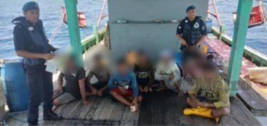 Anggota PPM memeriksa tujuh nelayan termasuk juragan selepas didapati melanggar syarat lesen di perairan Labuan. FOTO Juwan Riduan